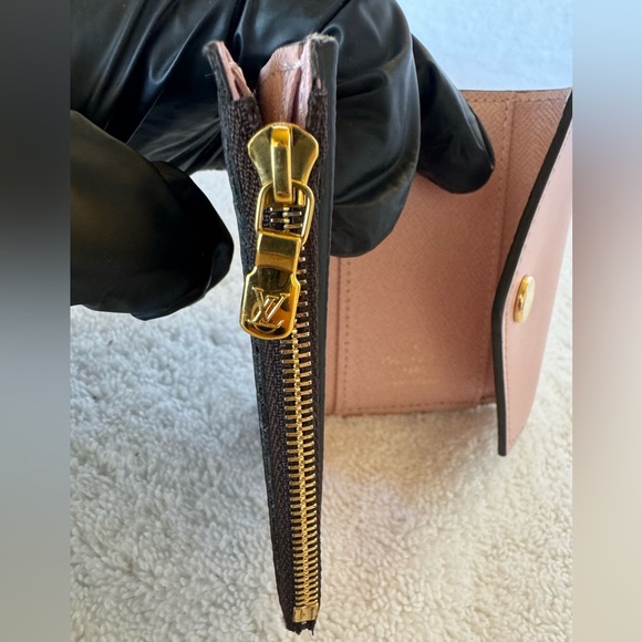 🚨SOLD🚨Louis Vuitton with COA Damier Ebene Zoe Wallet Rose Ballerine. - Picture 13 of 13